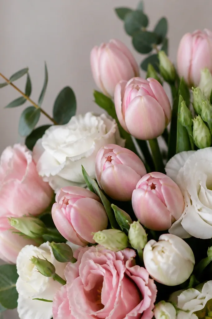 A bouquet includes several closed buds drawn as small teacup shapes. Buds overlap each other, with thin lines showing where petals fold inward.